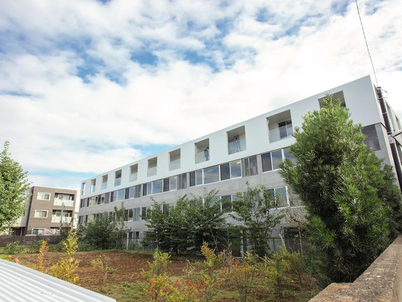 川崎市中原区下小田中の賃貸物件/キリッとした外観は開口部が多く、軽やかな印象です