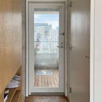 江東区門前仲町の賃貸物件/玄関扉がガラスなので、ここからも景色が抜けて見える。2フロア占有で、この階には入居者しかアクセスできない仕様になっているので安心です