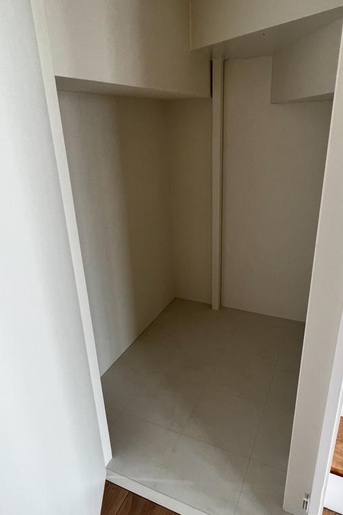 江東区門前仲町の賃貸物件/玄関横は階段下収納（照明付き）