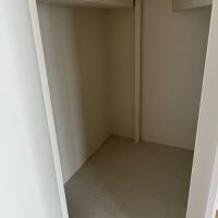 江東区門前仲町の賃貸物件/玄関横は階段下収納（照明付き）