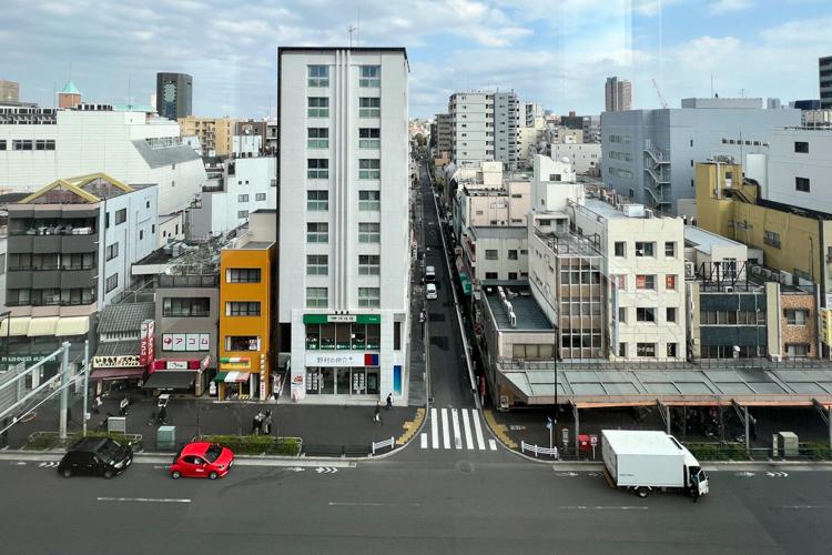 江東区門前仲町の賃貸物件/目の前が道路なので、向かいの建物と距離があって圧迫感がありません