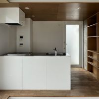 江東区門前仲町の賃貸物件/キッチンはIHコンロ3口にグリル付きで広々しています