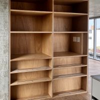 江東区門前仲町の賃貸物件/キッチン横の収納棚。レンジを置いたり調味料や食材をストックしたりと重宝しそうです