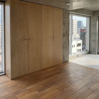 江東区門前仲町の賃貸物件/上階の床は無垢材フローリングと土間の2空間に分かれている。引き戸がガラスなので開放感はそのままに仕切ることが可能