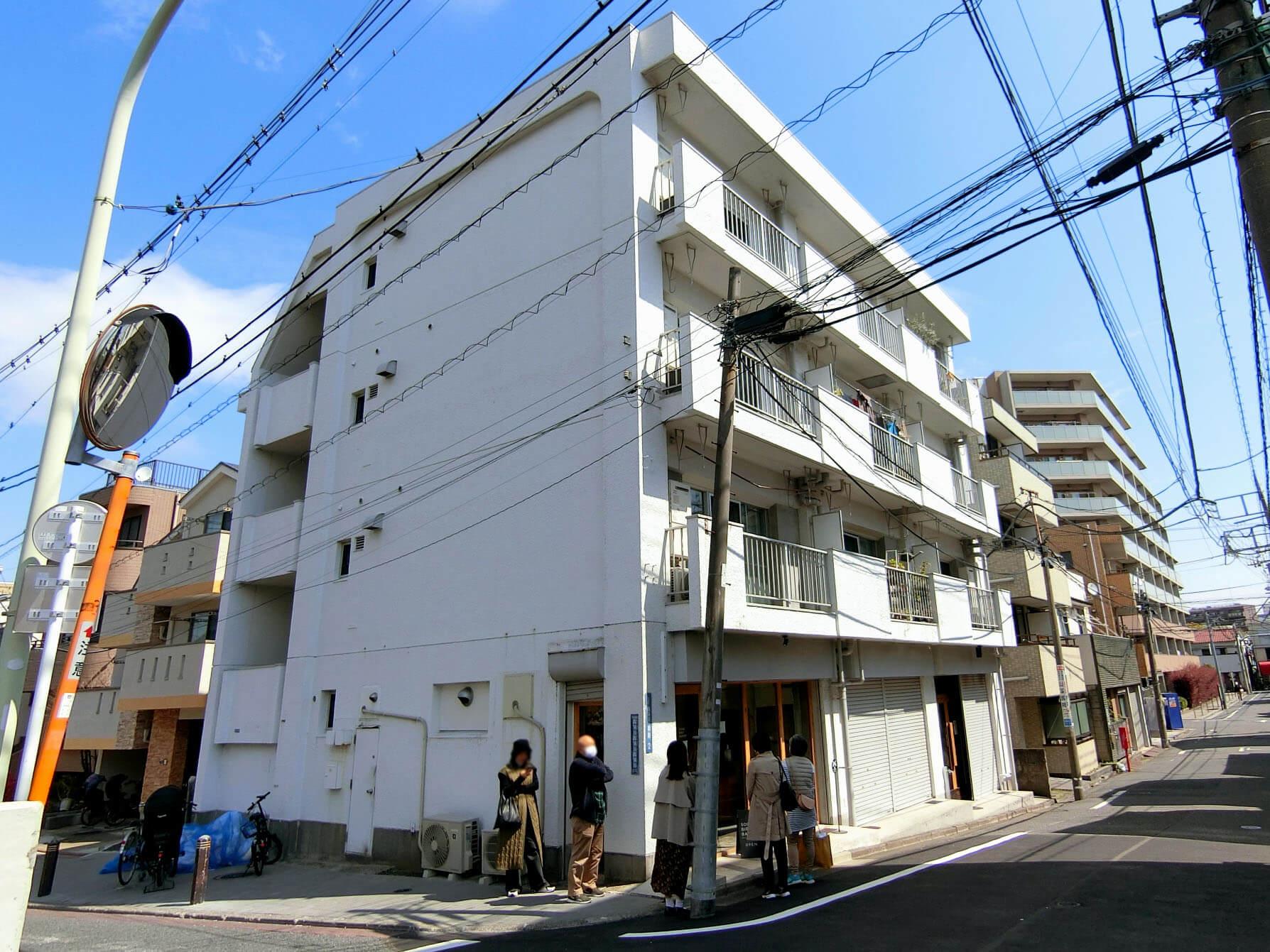 大田区西蒲田の賃貸物件/1階のパン屋さんは開店前から並んでいる人も