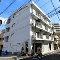 大田区西蒲田の賃貸物件/1階のパン屋さんは開店前から並んでいる人も