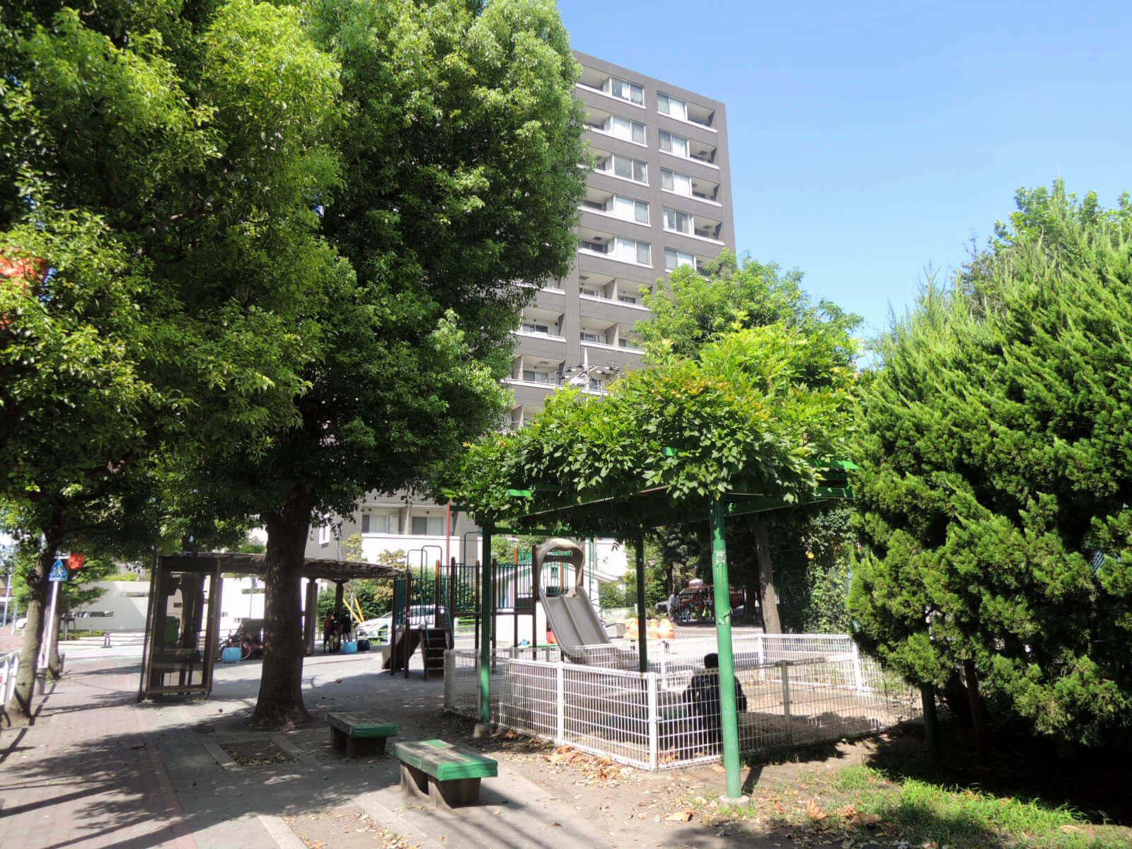 大田区西蒲田の賃貸物件/近所の小さな公園、出来立てのパンを買って屋外ランチもいいですね