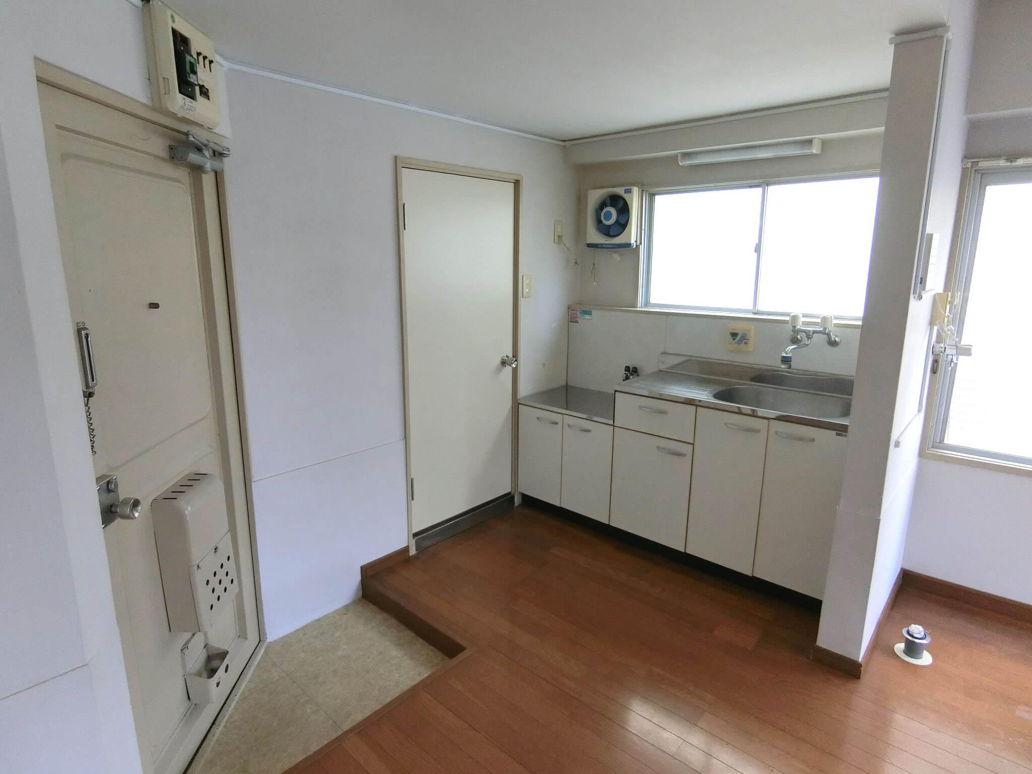 杉並区和田の賃貸物件/自炊には困らなそうなキッチンと、右隣に洗濯機置場、左のドアを開けるとバスルーム