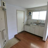 杉並区和田の賃貸物件/自炊には困らなそうなキッチンと、右隣に洗濯機置場、左のドアを開けるとバスルーム