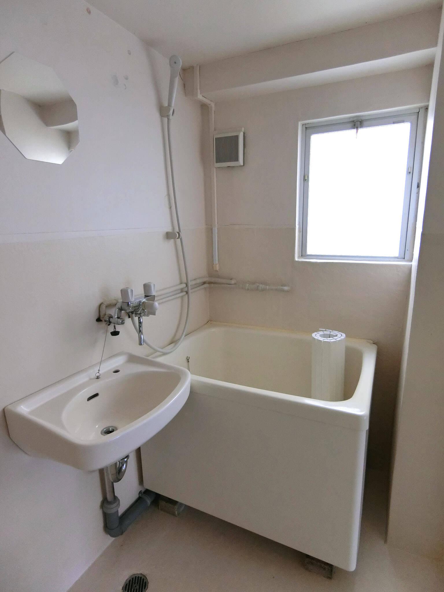 杉並区和田の賃貸物件/バスタブは小さめ、でも明るさがうれしい