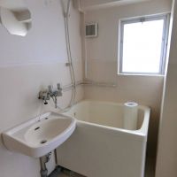 杉並区和田の賃貸物件/バスタブは小さめ、でも明るさがうれしい