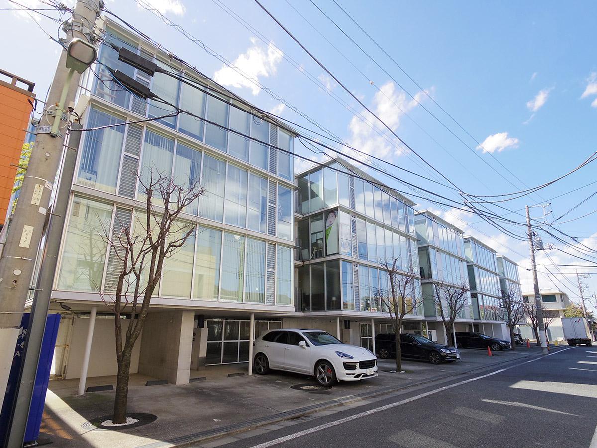 大田区北千束の賃貸物件/ガラス×コンクリート打ち放し×メッシュのシャープな外観