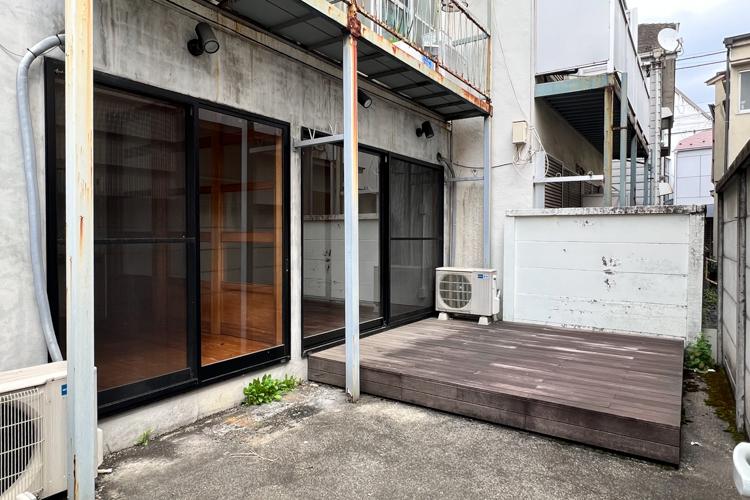 渋谷区笹塚の賃貸物件/ウッドデッキの庭付き。使い道が色々ありそう
