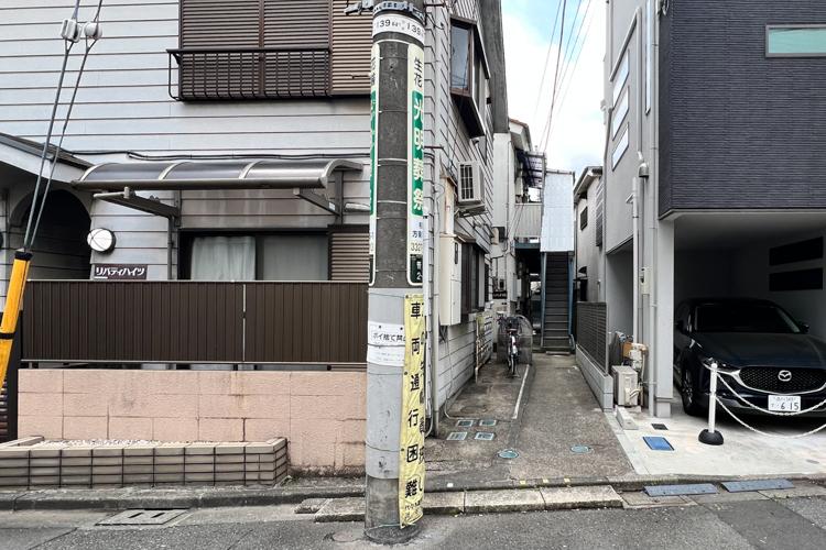 渋谷区笹塚の賃貸物件/中央小道の先が今回紹介する物件です