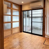 渋谷区笹塚の賃貸物件/ダイニングには床下収納も。引き戸の先は寝室です