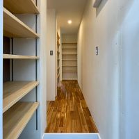 三鷹市下連雀の賃貸物件/玄関の脇にも収納があります
