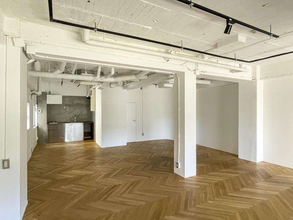 渋谷区鉢山町の賃貸物件/白塗装の壁と天井、質感のよいフローリング