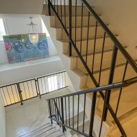 渋谷区鉢山町の賃貸物件/入り口が個別のものだから屋上に出るときくらいしか入らないけれど、共用部分も仕上がっています