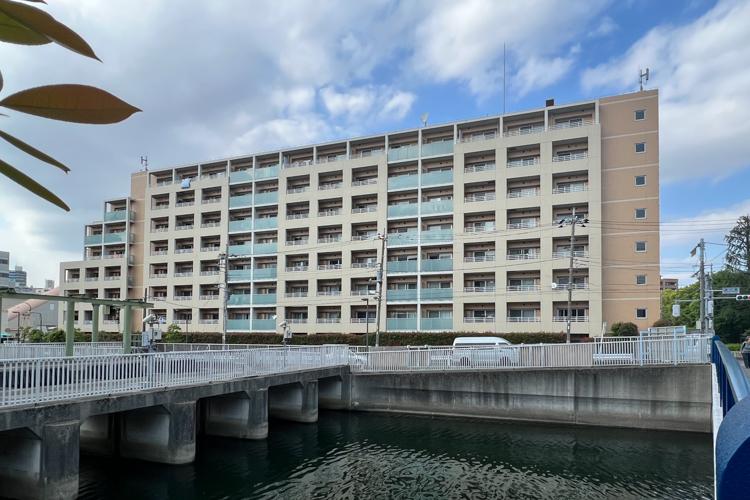江東区清澄の賃貸物件/お部屋は反対向きですが、運河沿いにあります