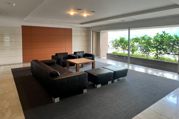 江東区清澄の賃貸物件/エントランス入ってすぐの待合スペース