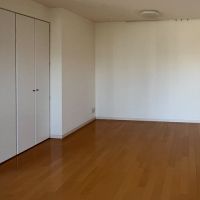 江東区清澄の賃貸物件/洋室の壁にはピクチャーレールが設置されています