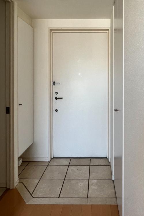 江東区清澄の賃貸物件/玄関。左手が靴棚、右手が洗濯機置き場になっています