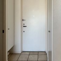 江東区清澄の賃貸物件/玄関。左手が靴棚、右手が洗濯機置き場になっています