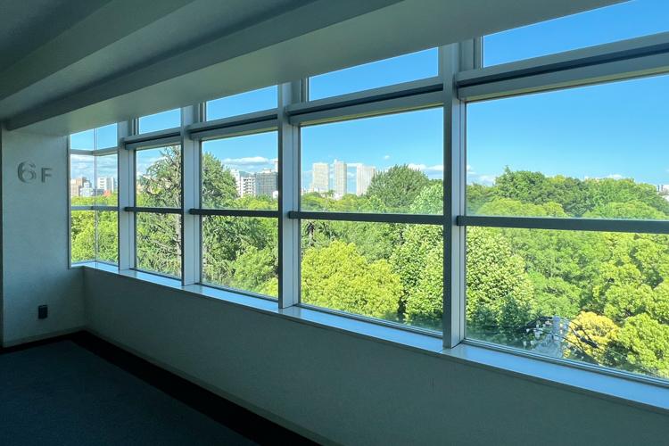 江東区清澄の賃貸物件/共用廊下は公園ビュー