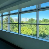 江東区清澄の賃貸物件/共用廊下は公園ビュー