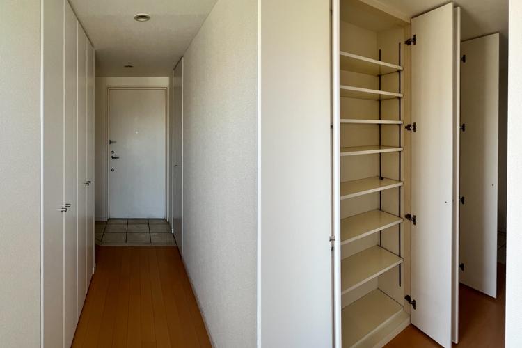 江東区清澄の賃貸物件/廊下の壁には収納棚が2つ