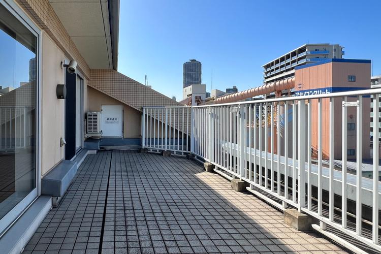 江東区清澄の賃貸物件/広々バルコニーは使い道いろいろ。斜向かいに見えるのはコンクリート工場