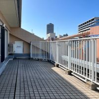 江東区清澄の賃貸物件/広々バルコニーは使い道いろいろ。斜向かいに見えるのはコンクリート工場