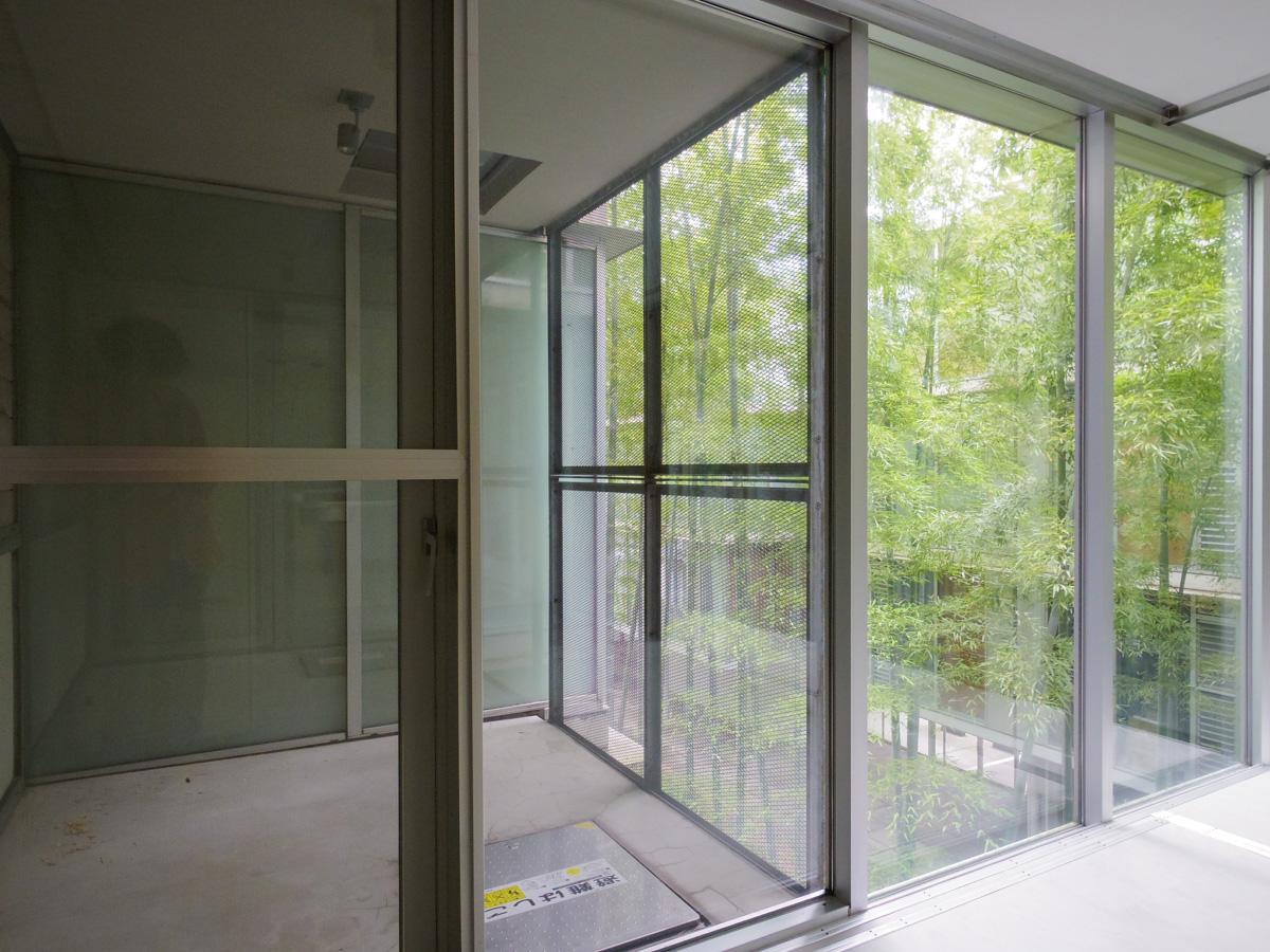 大田区北千束の賃貸物件/バルコニーはゆったりサイズ。隣の部屋の窓はフィルムが張ってあるたプライバシーも確保されている