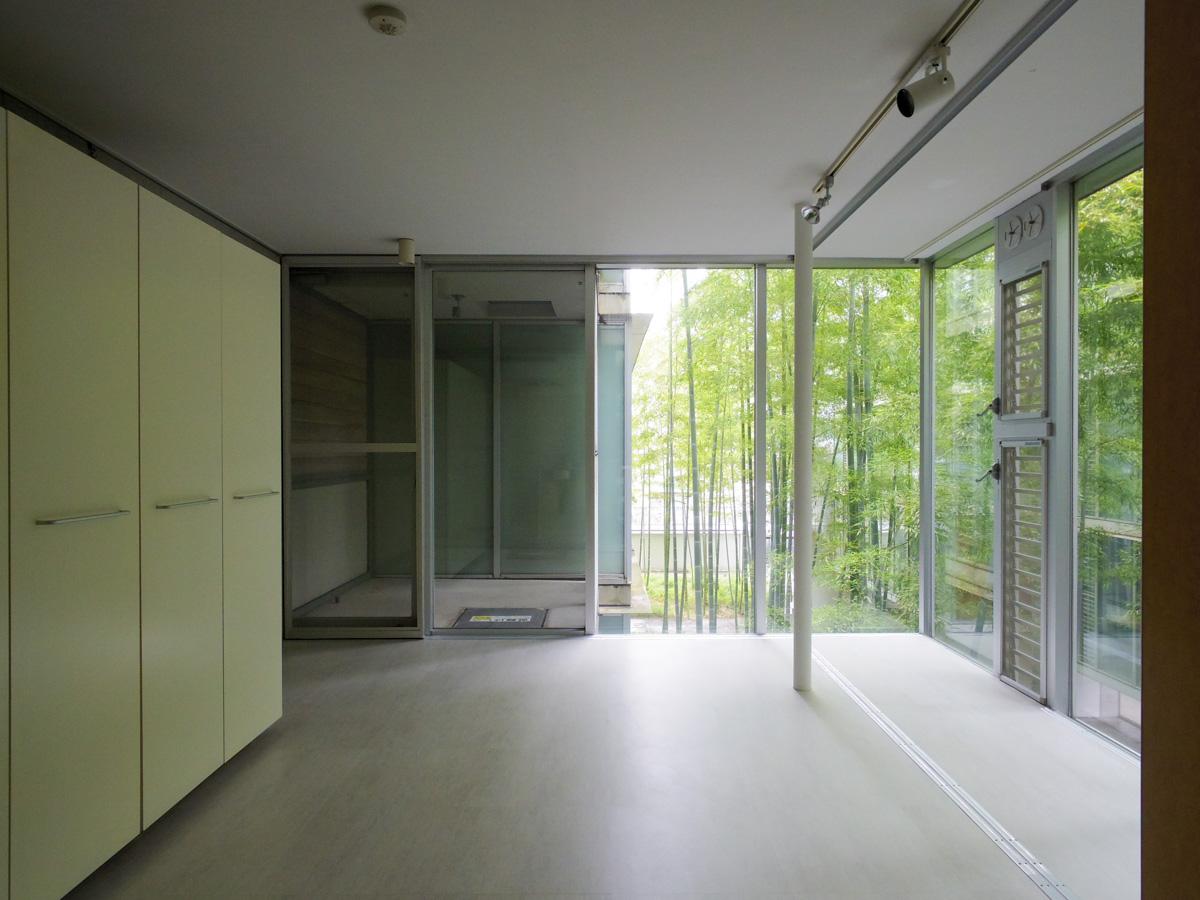 大田区北千束の賃貸物件/白系のフロアタイルの床に天井は白塗装