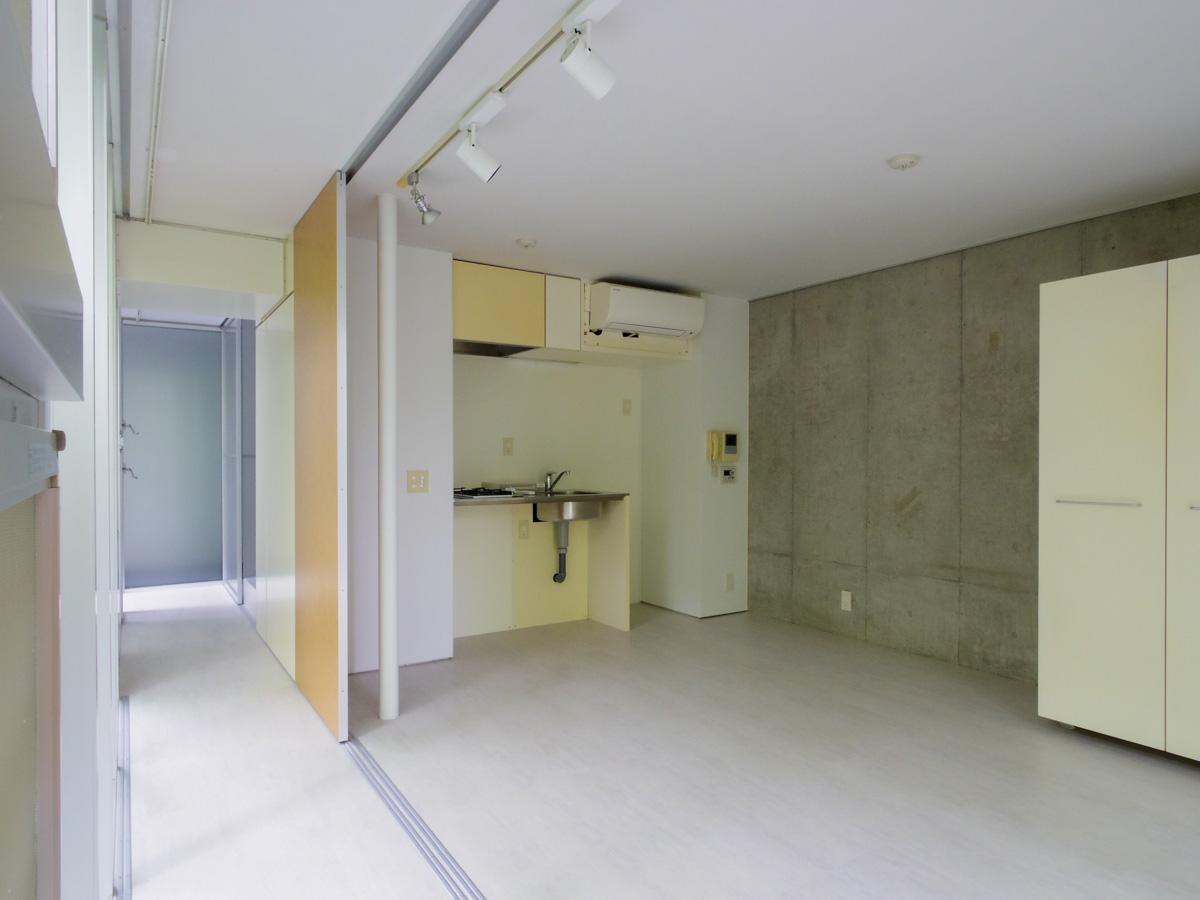 大田区北千束の賃貸物件/開口部は床から天井まで高さがあるため室内全体が明るい