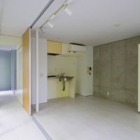 大田区北千束の賃貸物件/開口部は床から天井まで高さがあるため室内全体が明るい