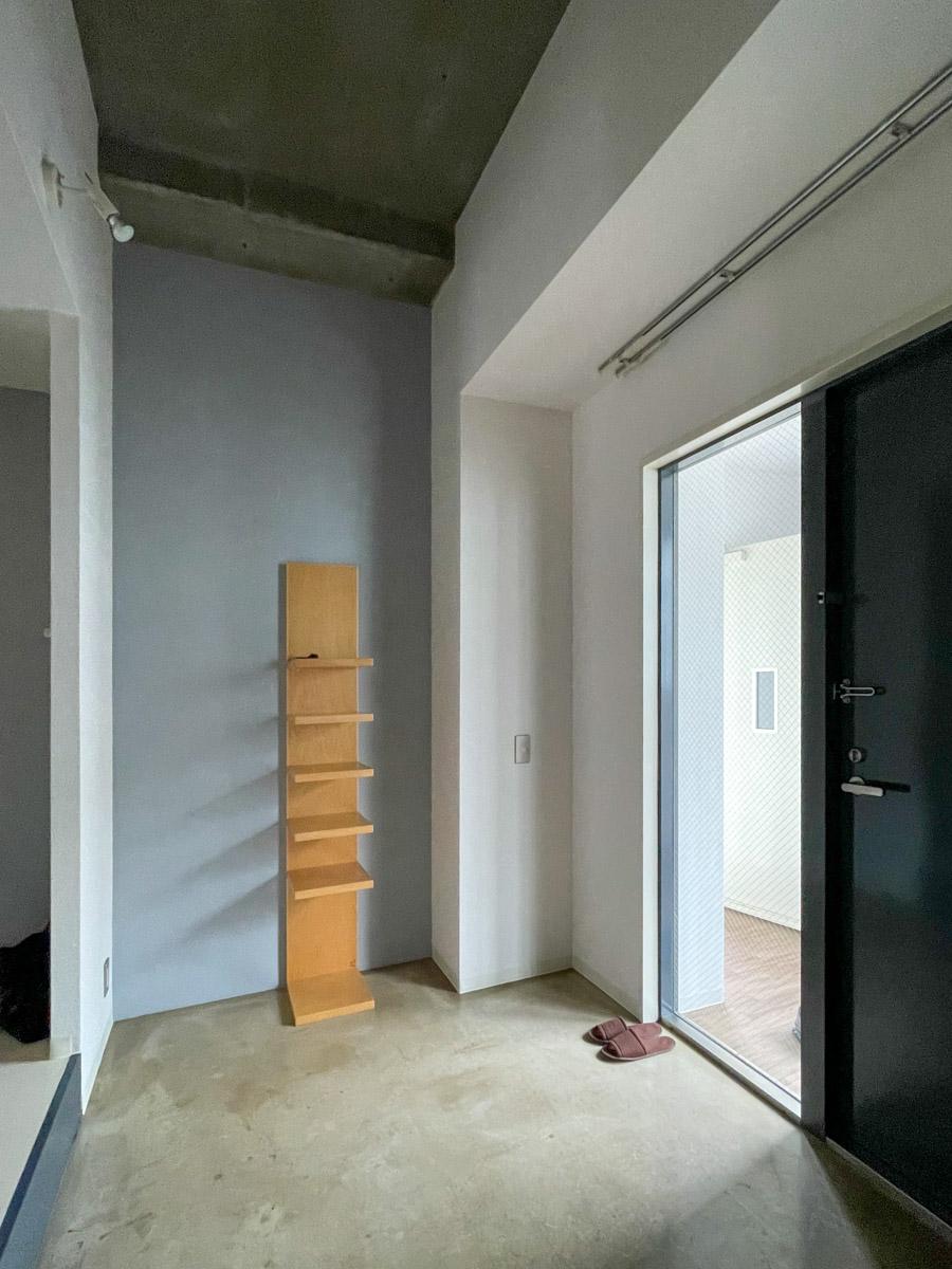 川崎市高津区二子の賃貸物件/玄関。ドアの横はフィックス窓で、玄関側からも光を取り込める