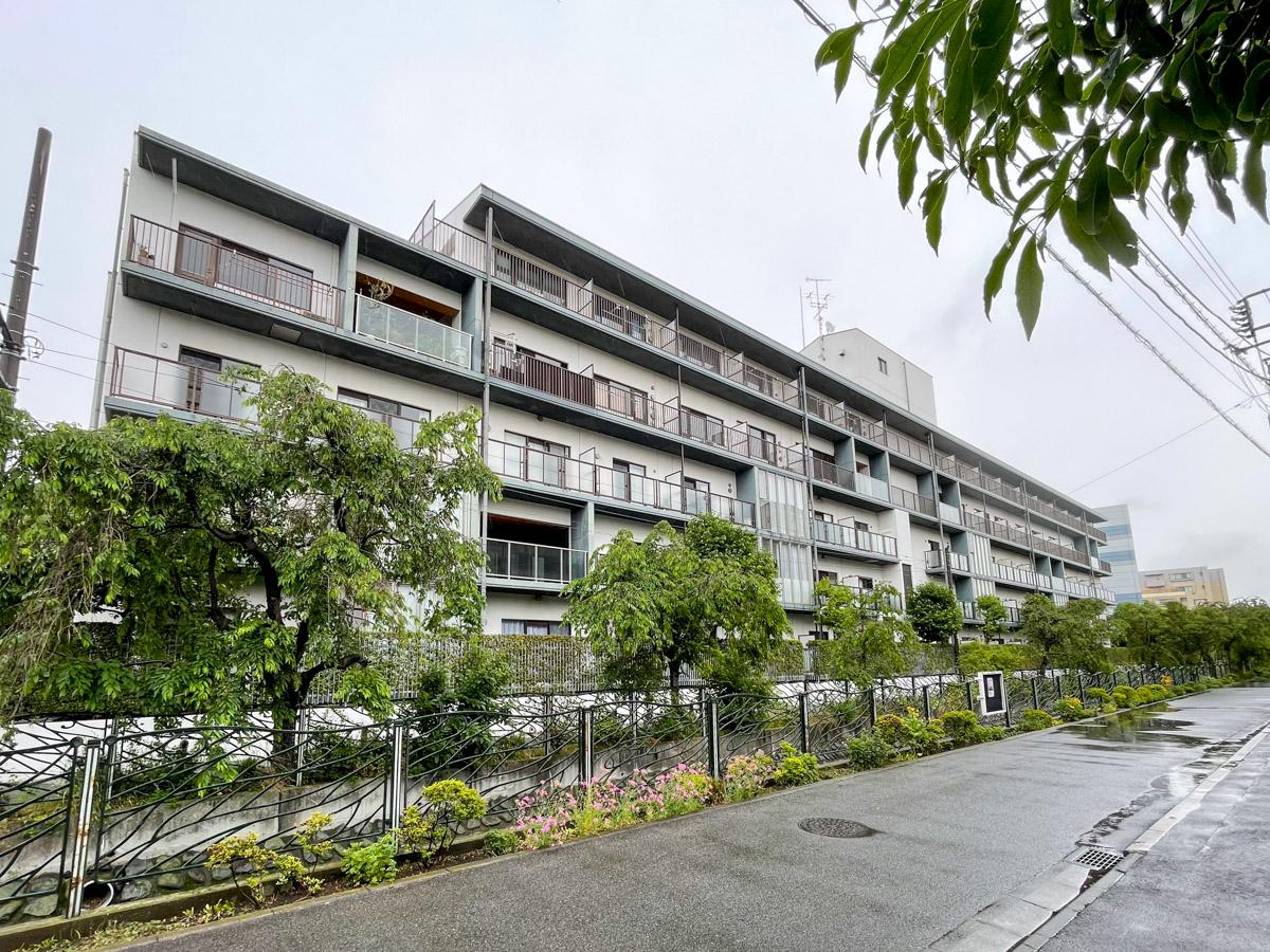 川崎市高津区二子の賃貸物件/外観。どっしりと立つ元社員寮の建物