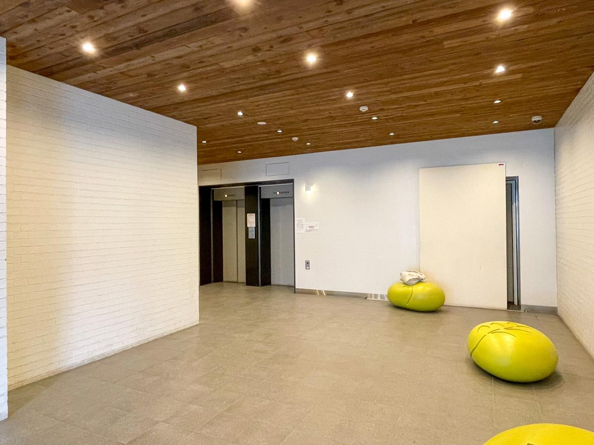 川崎市高津区二子の賃貸物件/エントランスはかなりゆったりめ