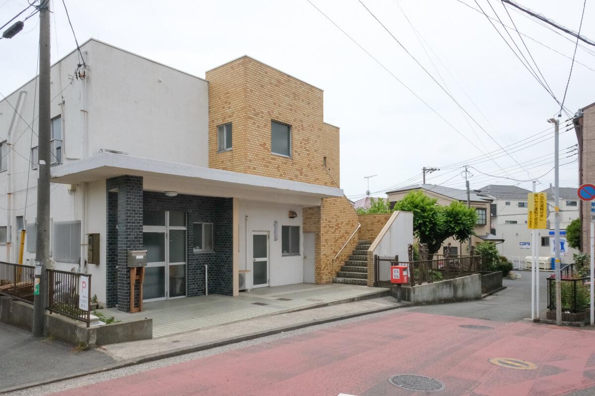 神奈川県横浜市金沢区寺前の賃貸物件/人が多く往来する道沿いにある、目を引く建物