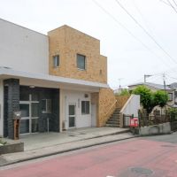 神奈川県横浜市金沢区寺前の賃貸物件/人が多く往来する道沿いにある、目を引く建物