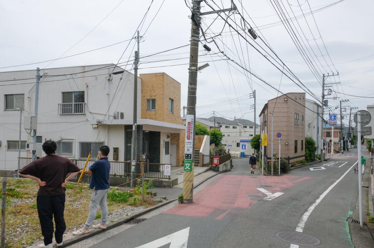 神奈川県横浜市金沢区寺前の賃貸物件/こんなYの字形に伸びる道沿いにある建物