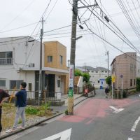 神奈川県横浜市金沢区寺前の賃貸物件/こんなYの字形に伸びる道沿いにある建物