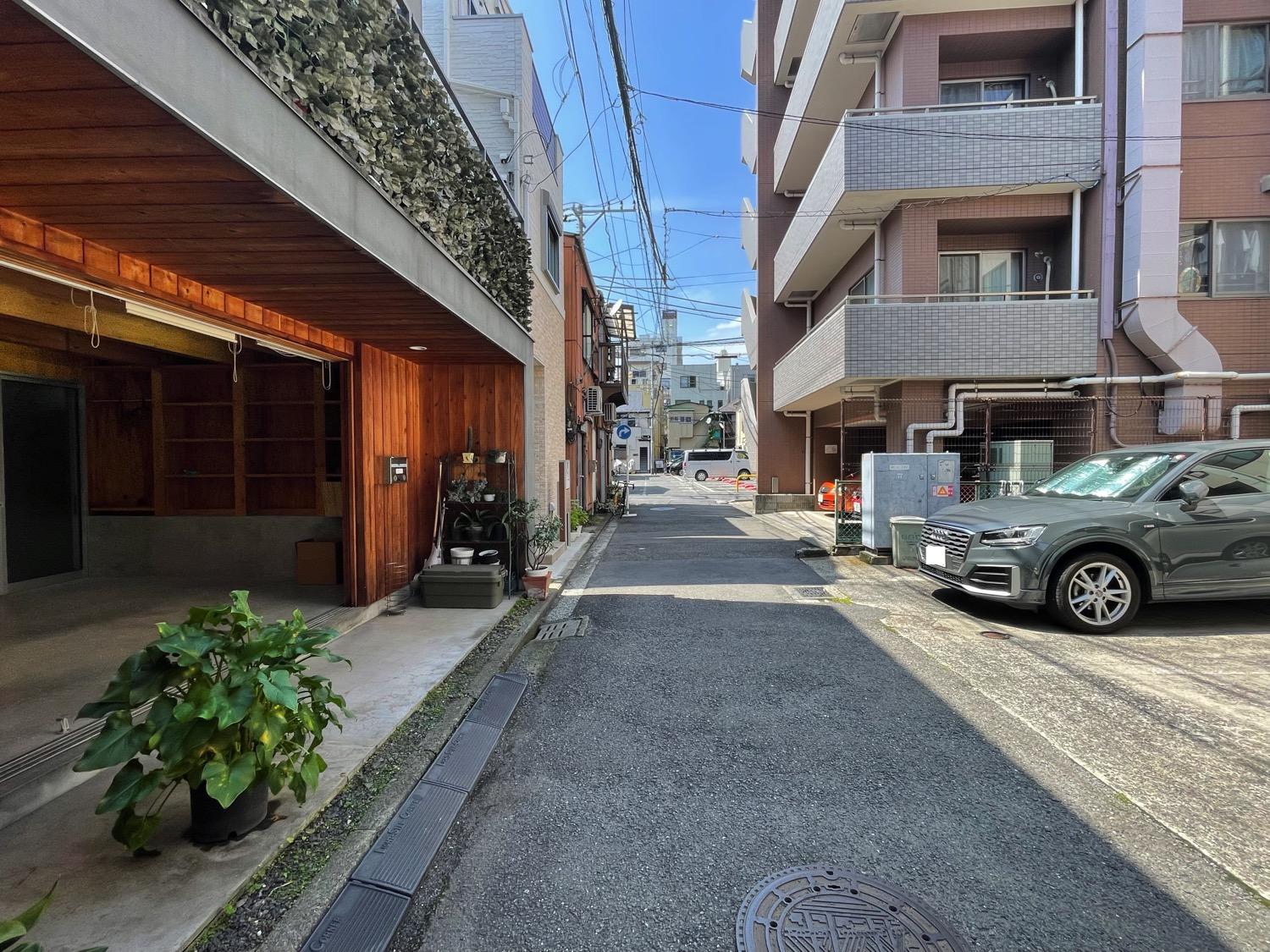 横浜市中区石川町の賃貸物件/スライド式の木製サッシで街にオープンに開くこともできます