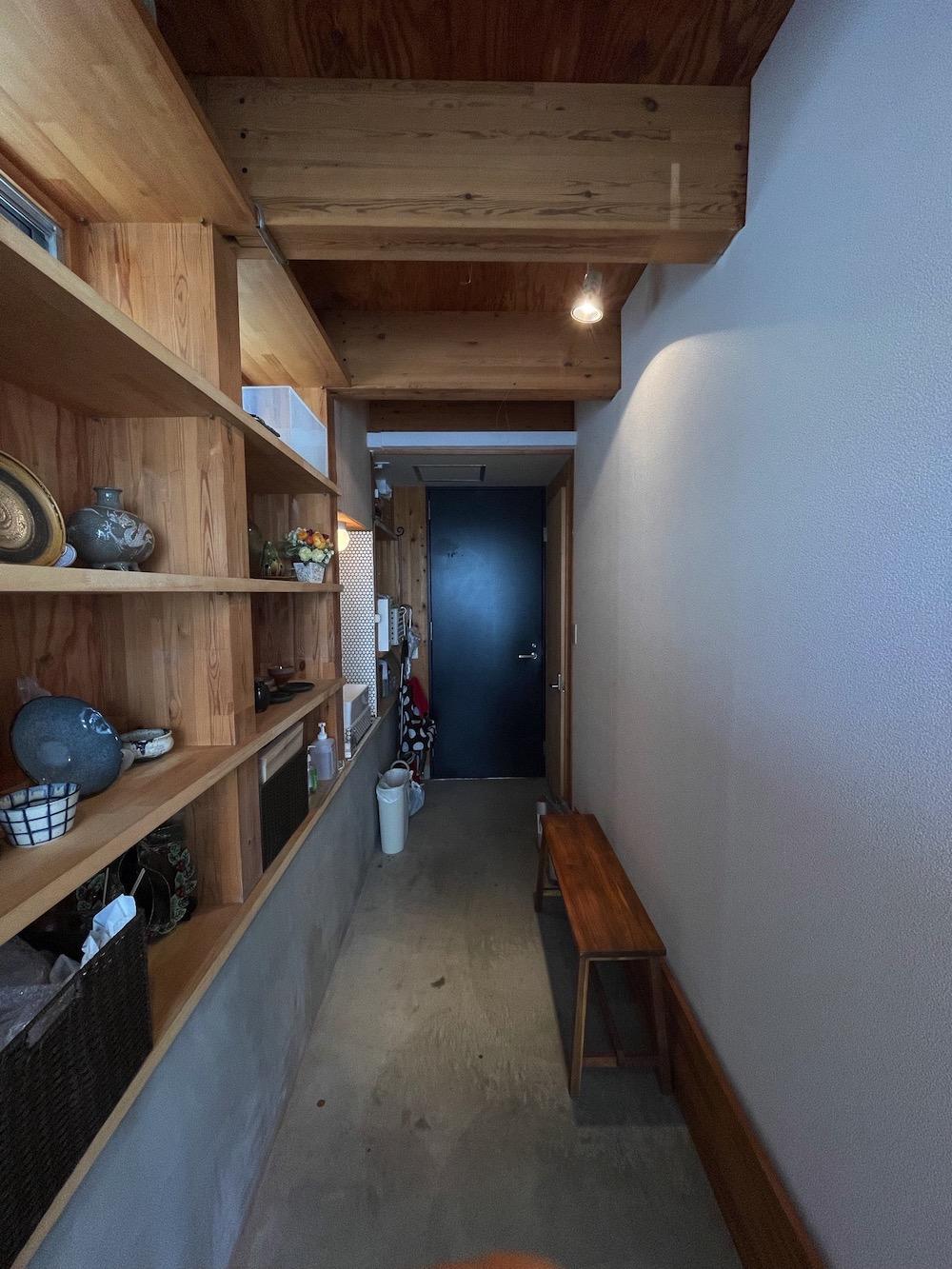 横浜市中区石川町の賃貸物件/共有部分は飾り棚と奥に手洗いとトイレがあります
