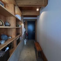 横浜市中区石川町の賃貸物件/共有部分は飾り棚と奥に手洗いとトイレがあります