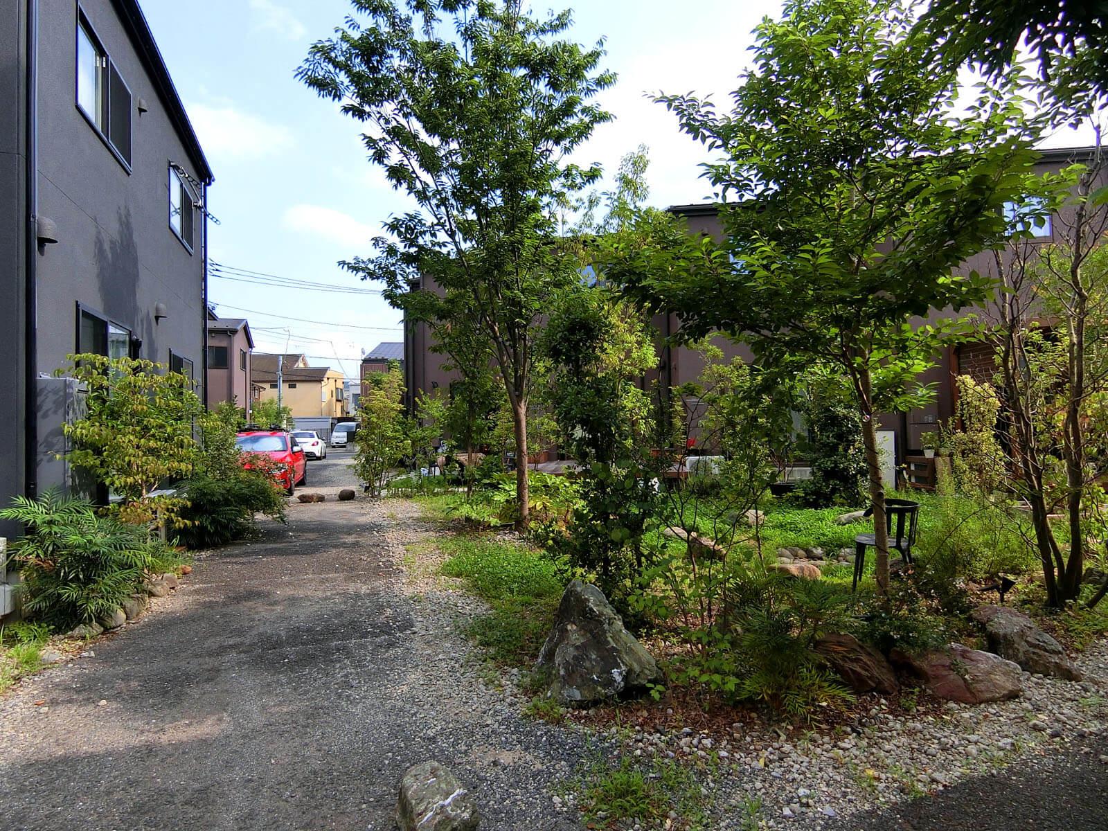 世田谷区宇奈根の賃貸物件/となりのアパートと境界を設けず、敷地を自由に行き来できるいい関係