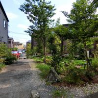 世田谷区宇奈根の賃貸物件/となりのアパートと境界を設けず、敷地を自由に行き来できるいい関係