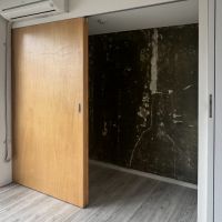 世田谷区奥沢の賃貸物件/クローゼットの壁も躯体現し。奥行きがあるので色々収納できそうです