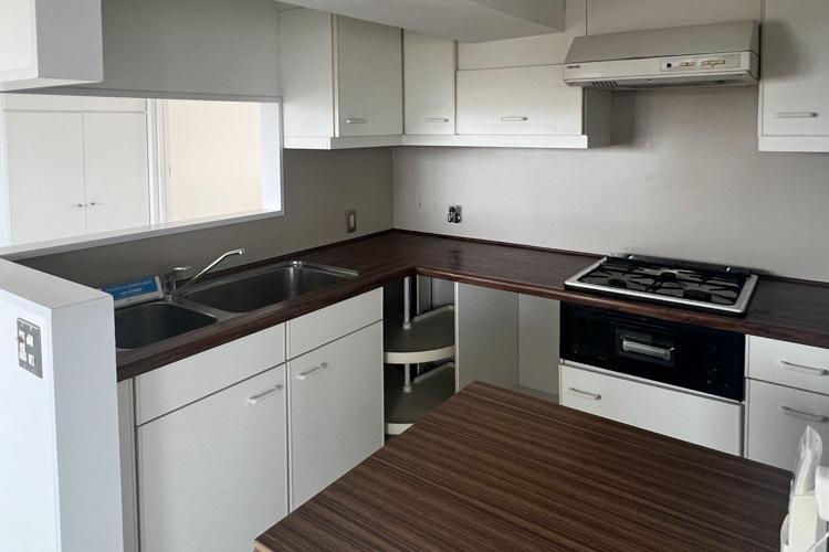 世田谷区奥沢の賃貸物件/キッチンがL字型で使いやすそう。ガスコンロ3口のグリル付き。